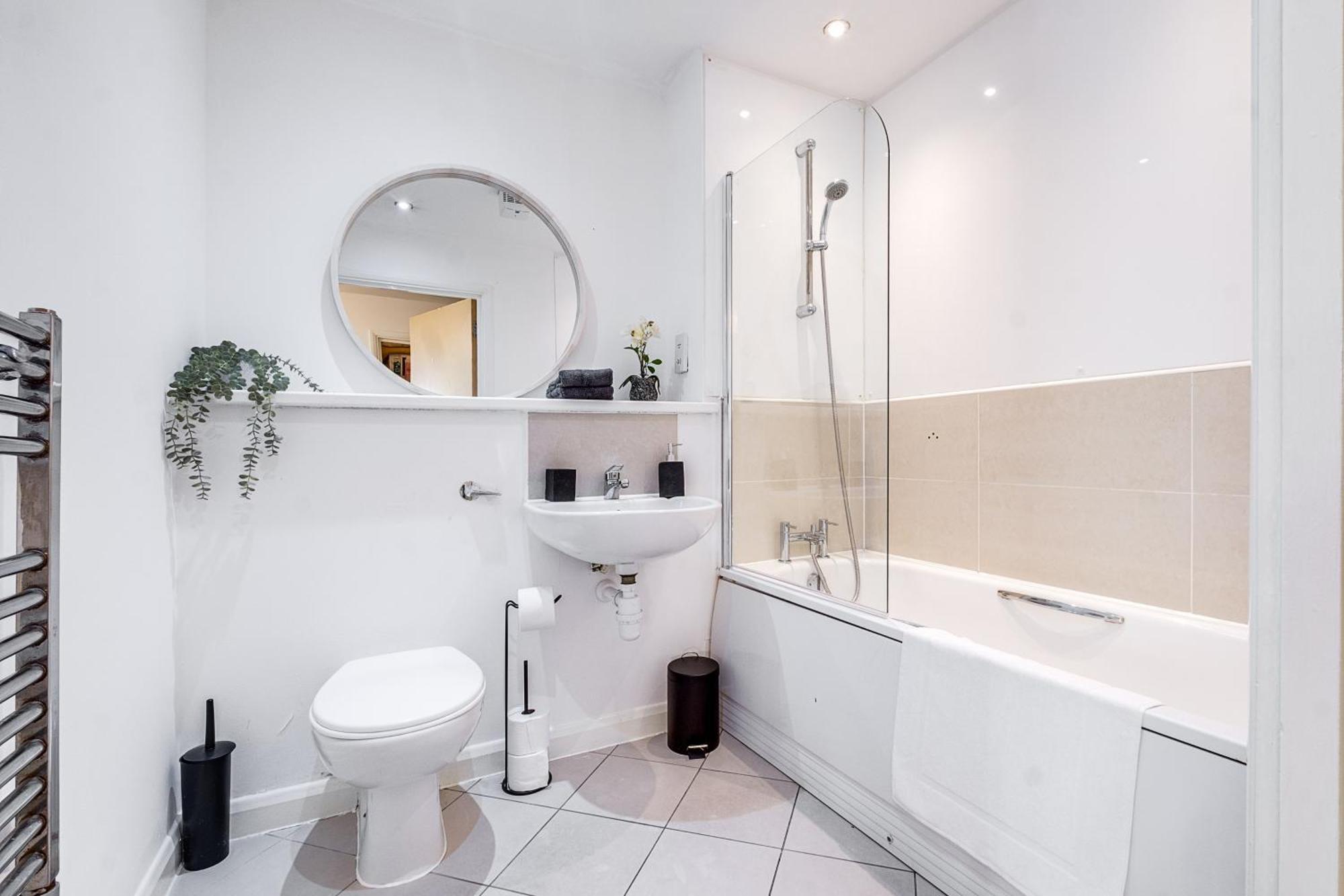 Pan Asian With Free Park - 28 Night Apartment Birmingham